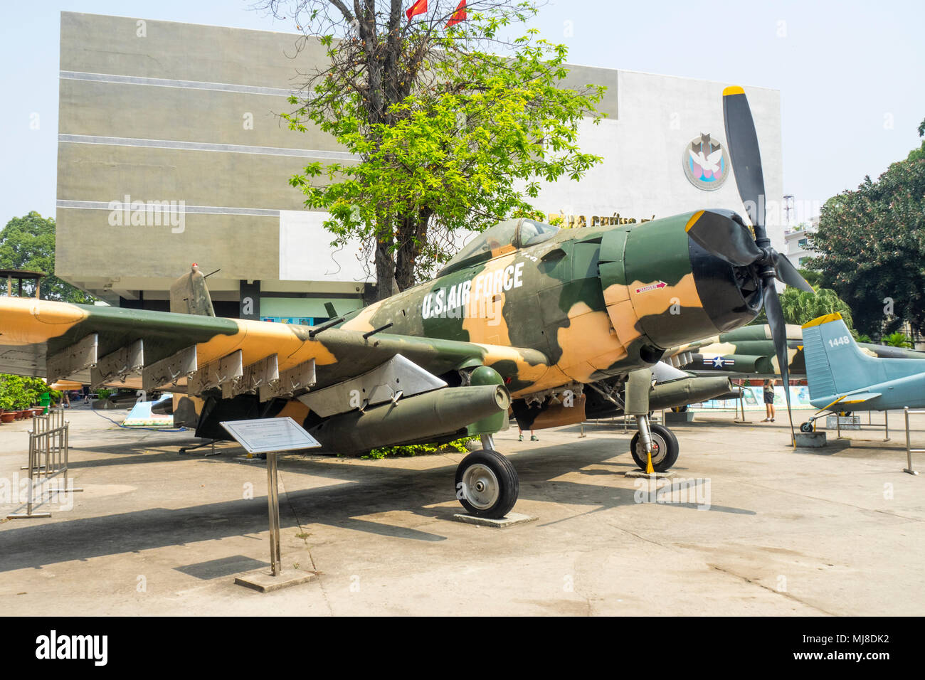 US Air Force McDonnell Douglas A-1 Skyraider Flugzeug aus dem Vietnamkrieg auf Anzeige an das War Remnants Museum, Ho Chi Minh City, Vietnam. Stockfoto