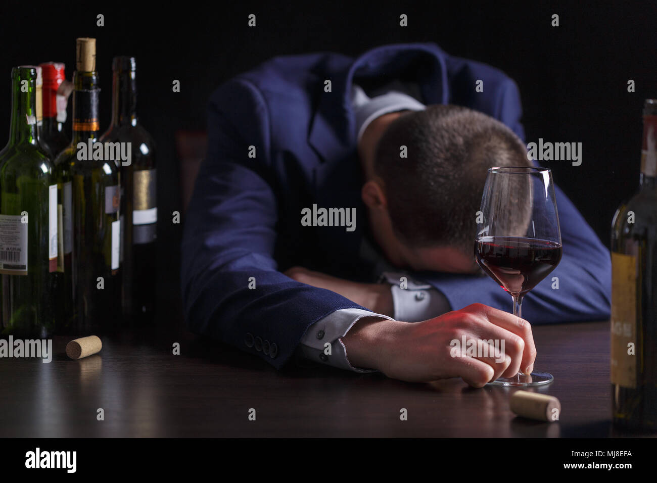 Kaufmann betrunken von Wein. Elegante alkoholische Stockfotografie - Alamy