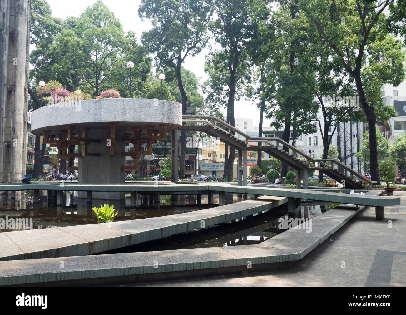 Konkrete Wege und Stege auf Turtle Lake, Ho Chi Minh City, vietna. Stockfoto