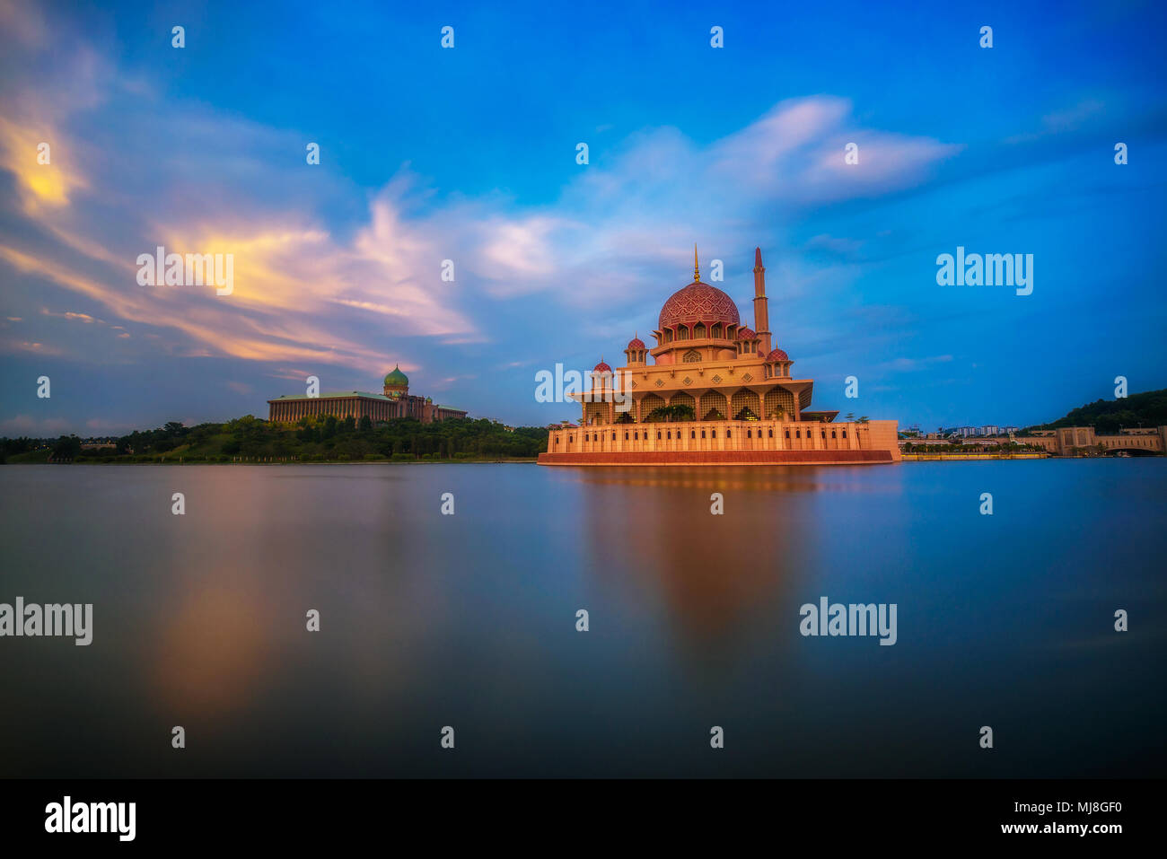 Sonnenuntergang am Putra-moschee und Putrajaya See in Malaysia Stockfoto