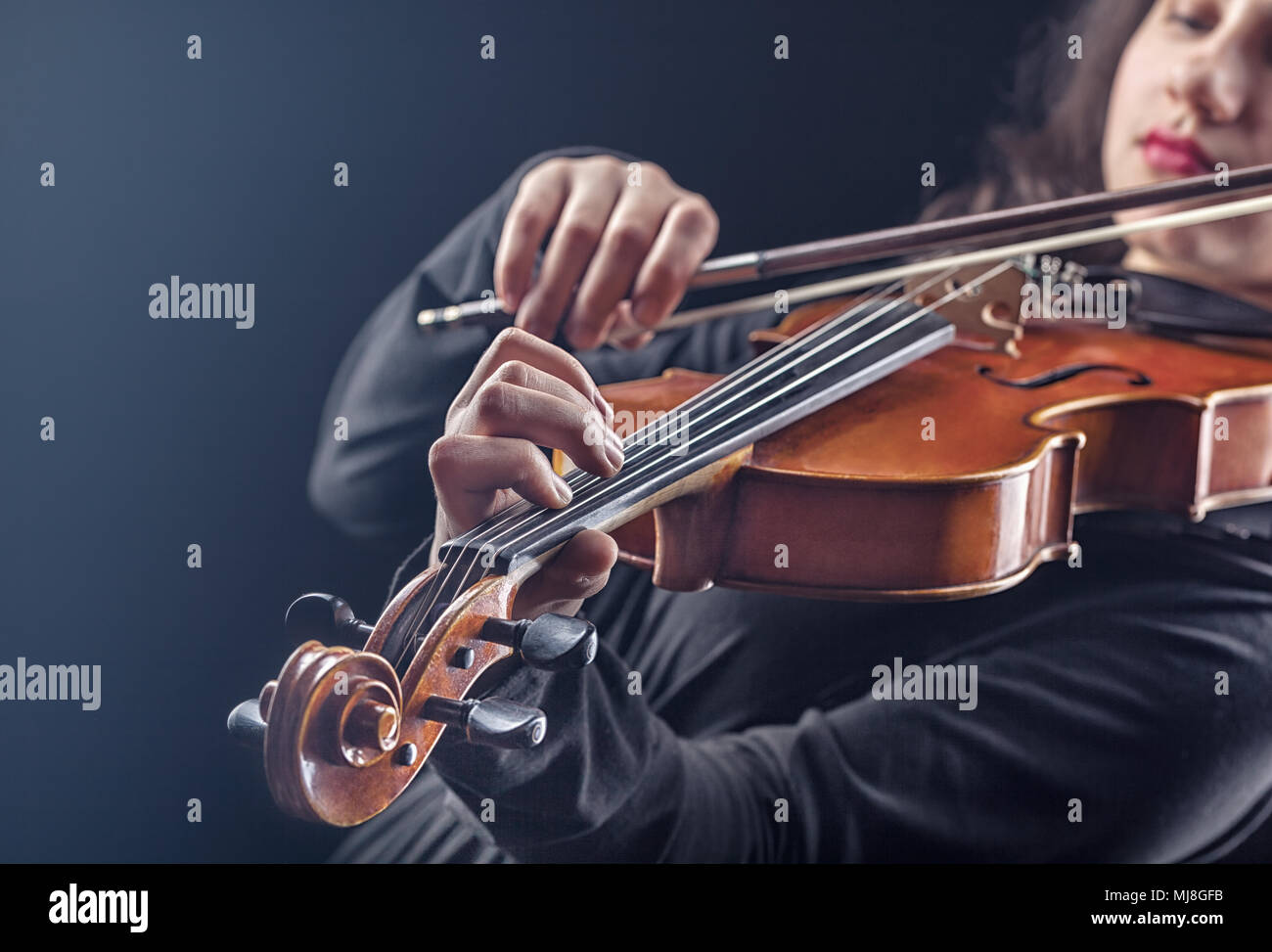 Musikalische Konzept. Eine Frau spielt die Geige. Fokus auf der Violine Stockfoto