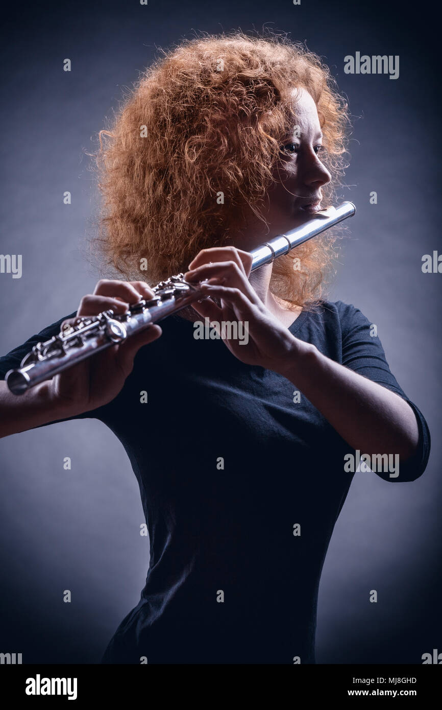 Junge Schone Frau Spielen Der Querflote Auf Schwarzem Hintergrund Stockfotografie Alamy