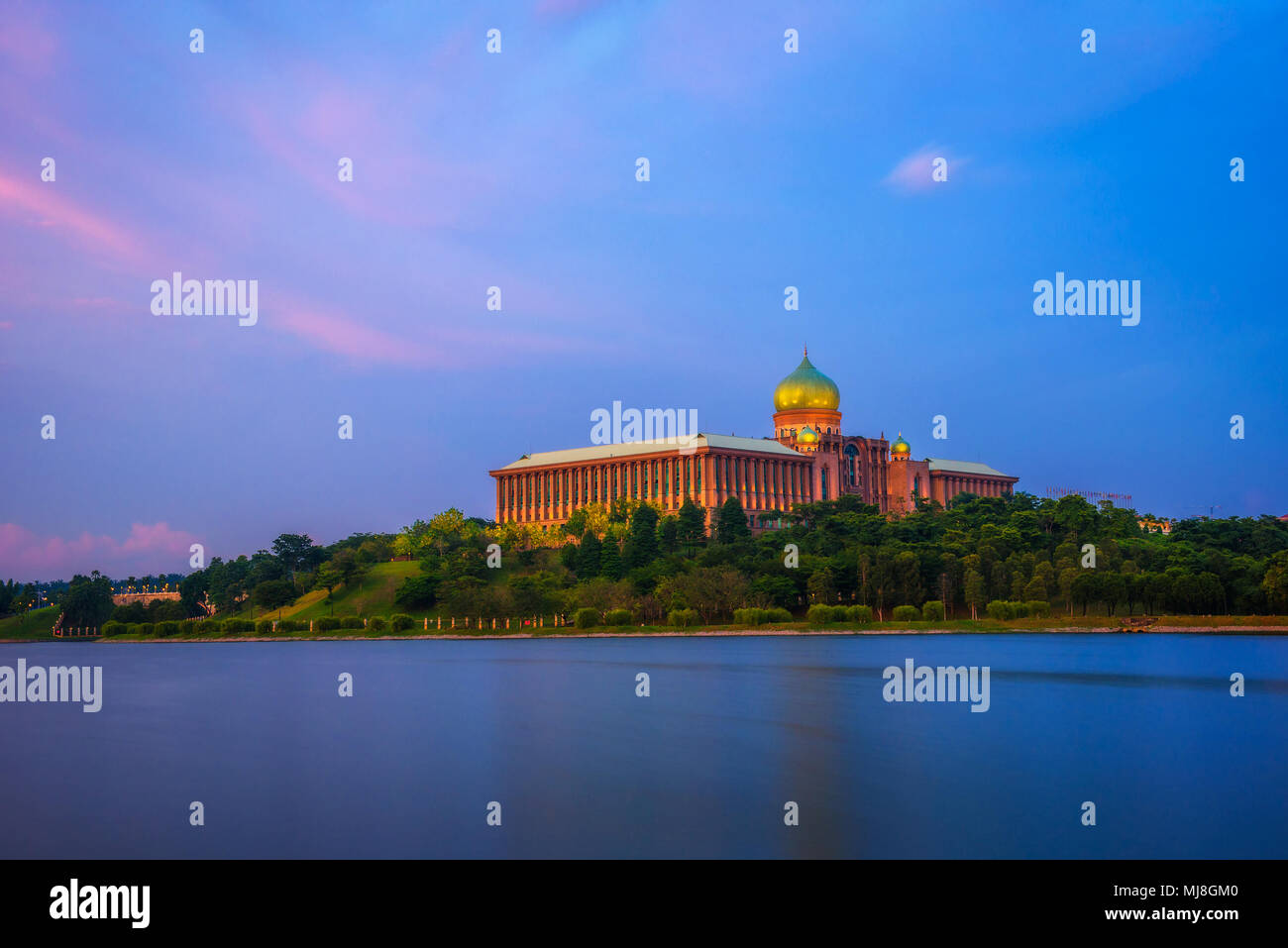 Sonnenuntergang am Perdana Putra und Putrajaya See in Malaysia Stockfoto