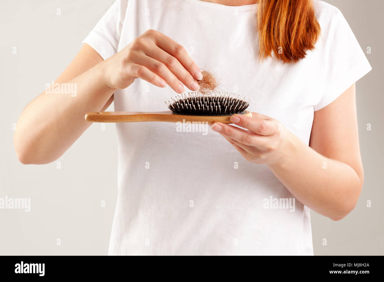 Frauen Haarausfall. Schönes Haar mit Haarbusch in Haar isoliert. Stockfoto