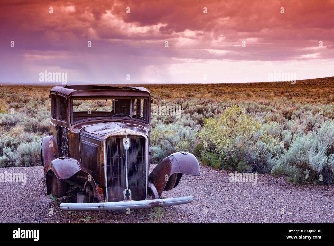Verlassenes Auto in der Nähe der Einfahrt zum Painted Desert in Arizona. Stockfoto