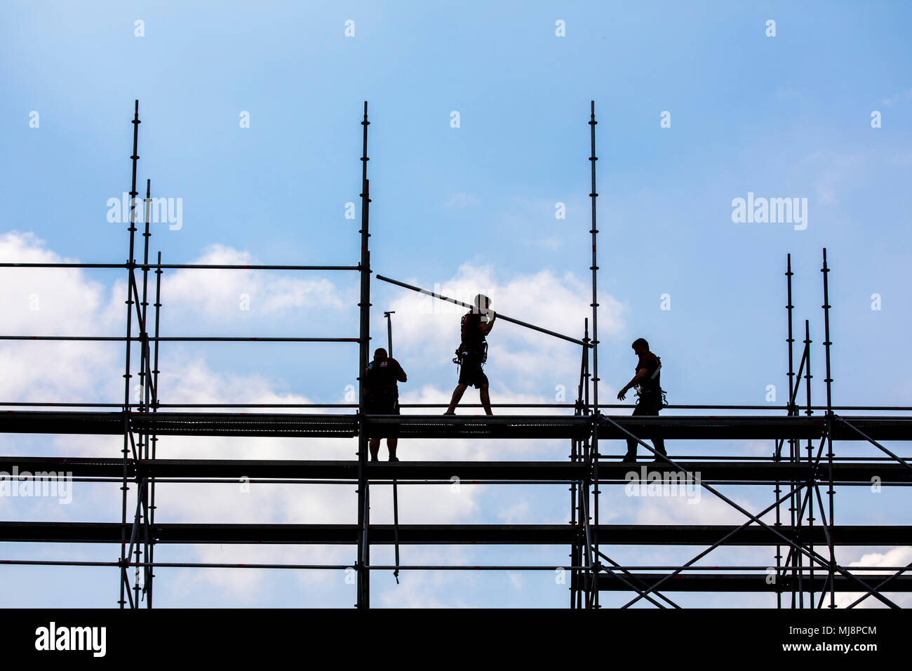 Gerüst builder während der Demontage eines großen, freistehenden Gerüste, Stockfoto