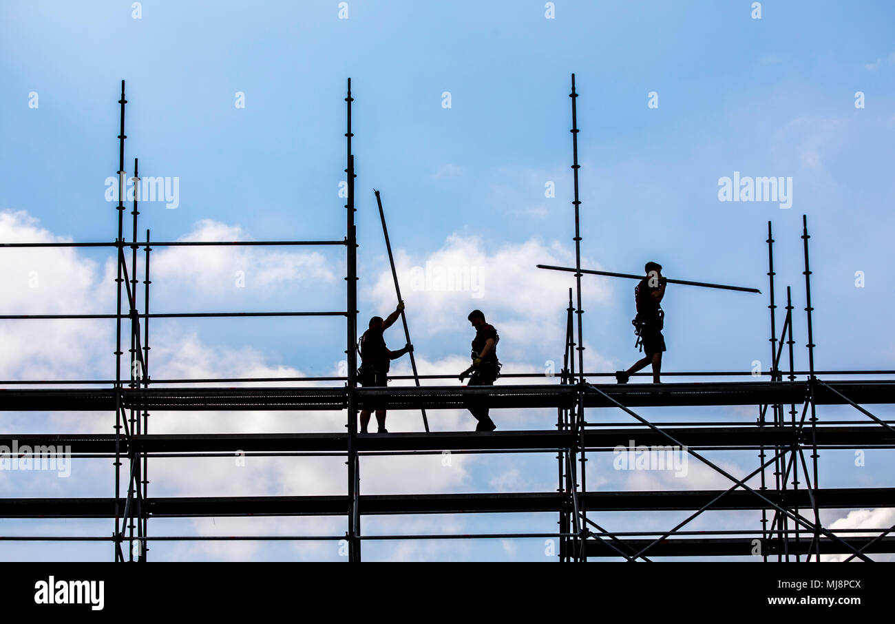 Gerüst builder während der Demontage eines großen, freistehenden Gerüste, Stockfoto
