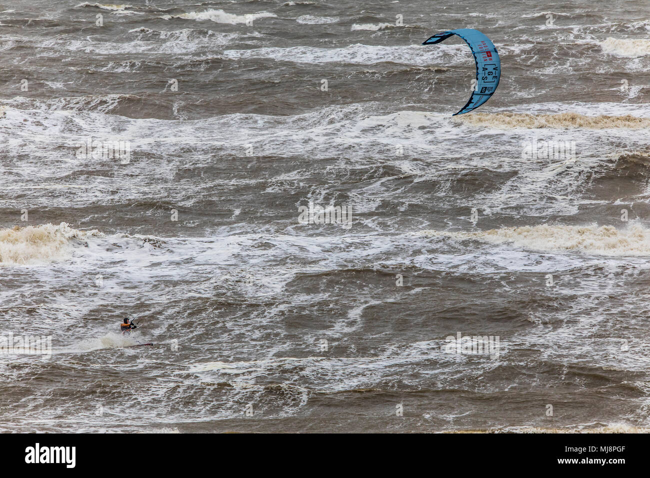 Kitesurfer in der Nordsee, während ein Frühling Sturm, vor der Küste von Zandvoort, Niederlande, Stockfoto