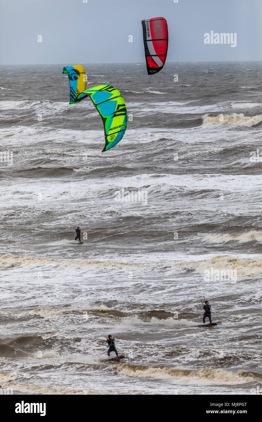 Kitesurfer in der Nordsee, während ein Frühling Sturm, vor der Küste von Zandvoort, Niederlande, Stockfoto