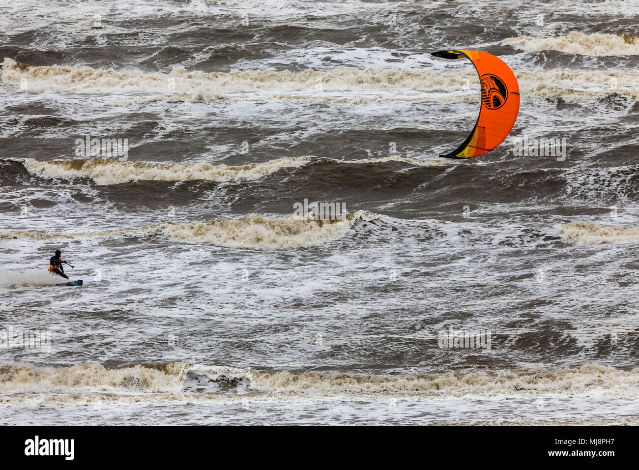 Kitesurfer in der Nordsee, während ein Frühling Sturm, vor der Küste von Zandvoort, Niederlande, Stockfoto