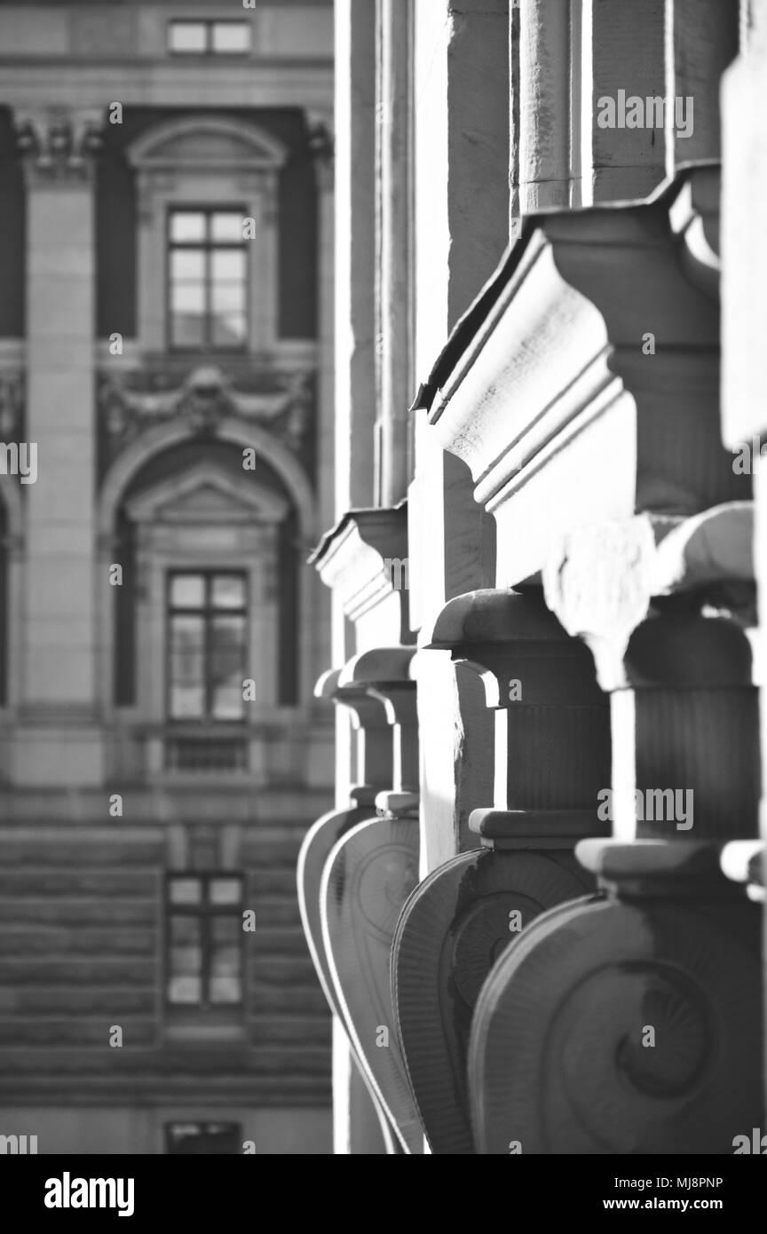 Licht und Schatten reflektiert über historische Gebäude in Gamla Stan, der Altstadt von Stockholm, Schweden Stockfoto