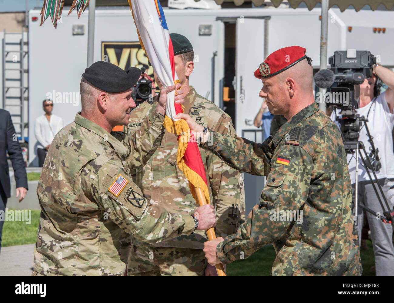 Generalleutnant Christopher G. Cavoli, Commander United States Army Europe (USAREUR), Links, erhält die USAREUR Farbe von Sergeant Major (SGM) Uwe O. Leiner, Stellvertretender SGM der USAREUR Command Sergeant Major (rechts), während die Übernahme von Verantwortung Zeremonie zu Ehren des eingehenden USAREUR Command Sergeant Major Robert V. Abernethy (Mitte) an Lucius D. Clay Kaserne, Wiesbaden, Deutschland, 19. April 2018. Stockfoto