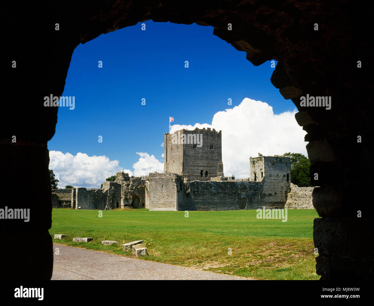 Auf der Suche durch die mittelalterlichen Watergate, über die äußeren Bailey auf die normannische Burg halten innerhalb der römischen Festung in Portchester, Hampshire, England gebaut Stockfoto