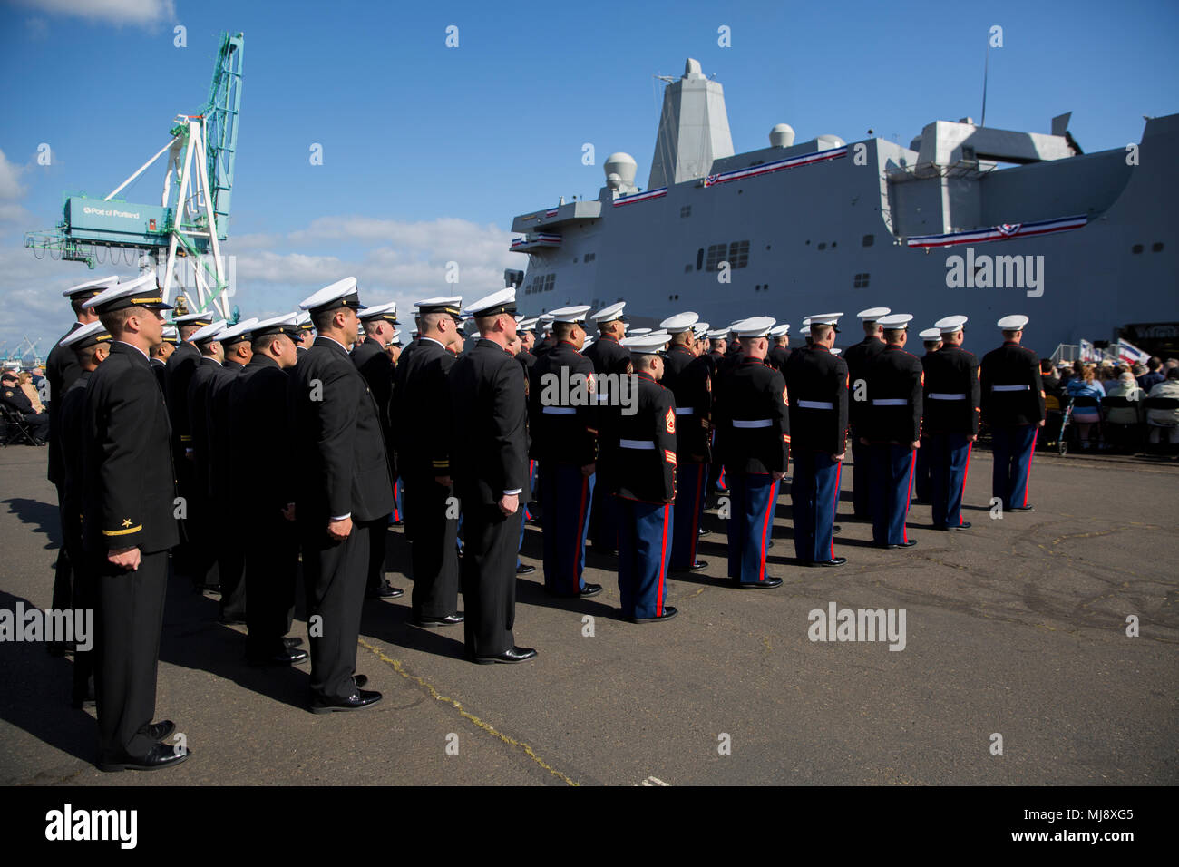 Marinesoldaten Und Matrosen Stand Die Sich In Der Ausbildung Bei Der Offiziellen Inbetriebnahme Zeremonie Der Uss Portland Lpd 27 In Portland Oregon 21 April 2018 Portland Ist Die U S Navy 11 San