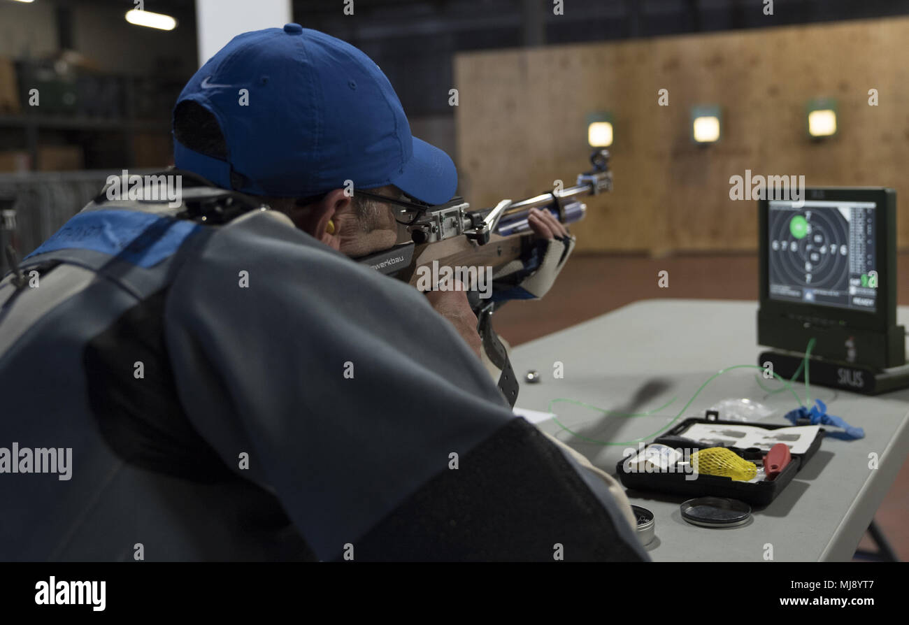 Mitglieder der Luftwaffe schießende Mannschaft Praxis während der Süden Osten regionale Caregiver Support Training, Adaptive Sport und Recovery Services, erholt Airman Mentoring Programm für die Ausbildung, Beschäftigung und Karriere Bereitschaft Veranstaltung in Eglin Air Force Base, Fla., 20. April 2018. Der Süden Osten regionale Pflege Veranstaltung ist eine Olympische Stil Turnier mit mehreren Sportarten wie Volleyball, Sitzen, Rollstuhl Basketball und Rudern, potentielle Wettbewerber für das Verteidigungsministerium Krieger Spiele und Invictus Games gesponsert von Prinz Harry vorzubereiten. (U.S. Air Force Foto von Airman 1st Class Rona Stockfoto