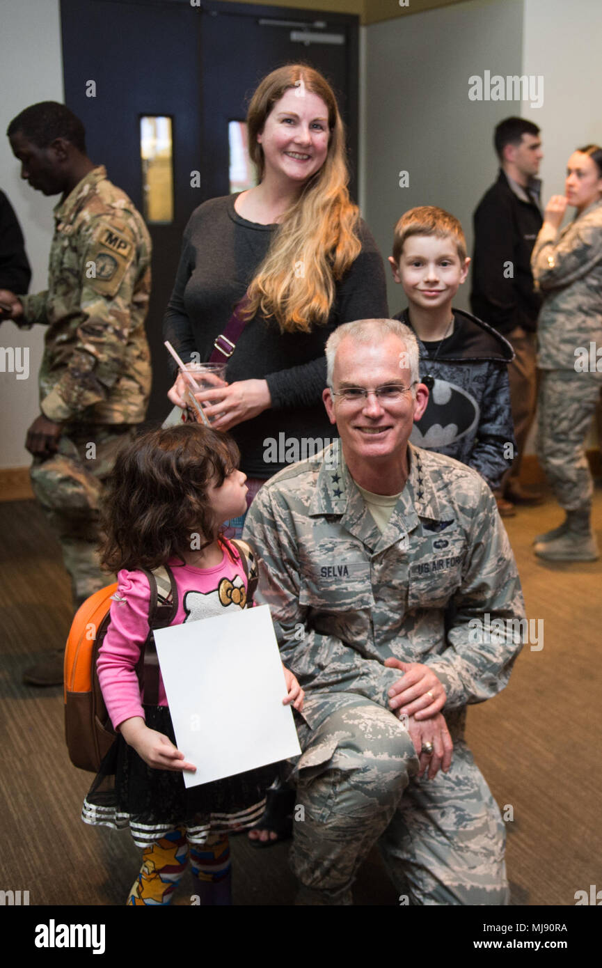 Us Air Force General Paul J. Selva, der stellvertretende Vorsitzende des Generalstabs, dank Familien während des Meet and Greet nach dem USO zeigen am Osan Flughafen, der Republik Korea, der zweite Anschlag auf der jährlichen Stellvertretender Vorsitzender des USO-Tour, 23. April 2018. Komiker Jon Stewart, Country Musik Künstler Craig Morgan, Starkoch Robert Irvine, professionelle Kämpfer Max 'Gesegnet' Holloway und Paige VanZant und NBA-Legende Richard "Rip" Hamilton Gen. Selva auf einer Tour durch die Welt, wie Sie service Mitglieder Übersee besuchen Sie sie für ihren Dienst und Opfer zu danken. (DoD Foto von U.S. Army Sgt. Stockfoto