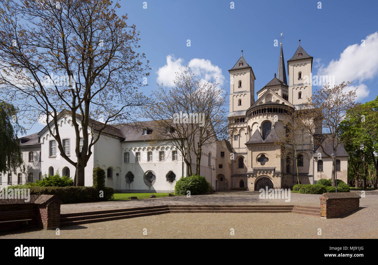 Brauweiler in Pulheim, Abteikirche St. Nikolaus, Gesamtanlage, Blick von Nordosten Stockfoto