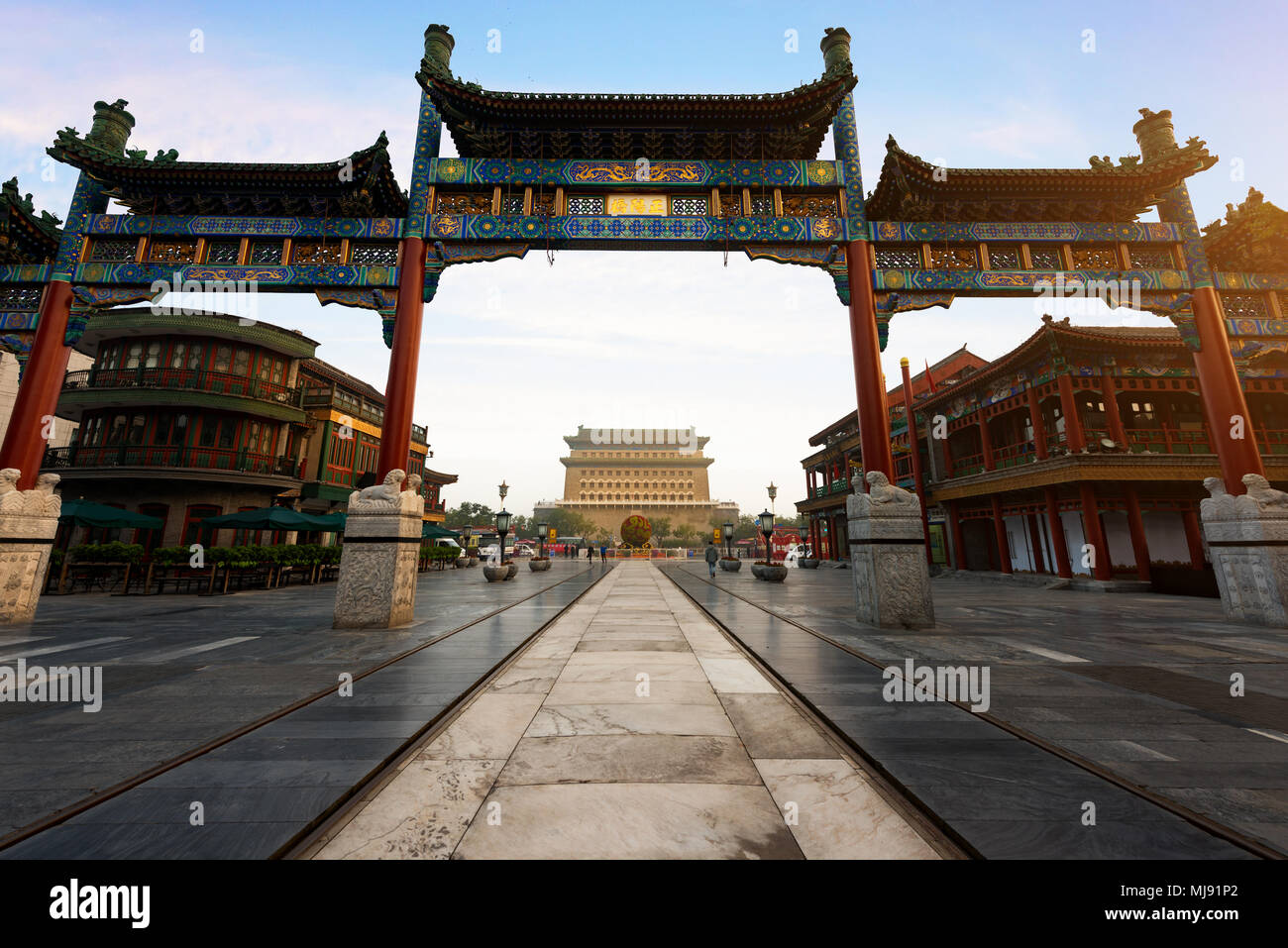 Peking Zhengyang tor Jianlou bei Sonnenaufgang in der Qianmen Straße in Peking, China. Stockfoto