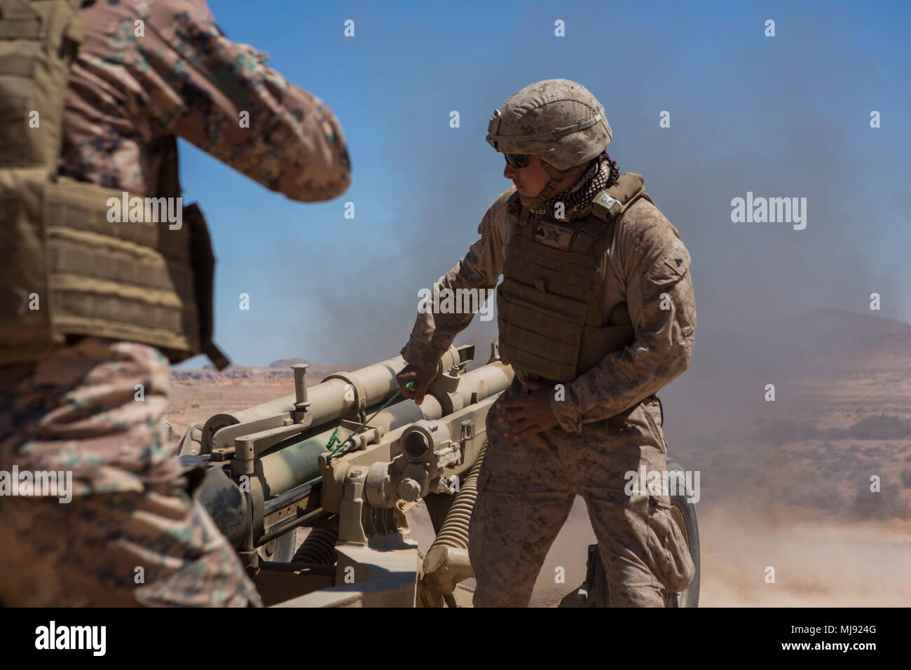 AL QUWAYRAH, Jordanien (23. April 2018) US Marine Corps Cpl. Michael B. Britt, ein Zähler - Batterie radar Operator, zu Bataillon Landung Team zugewiesen, 2.BATAILLON, 6 Marine Regiment (BLT 2/6), 26 Marine Expeditionary Unit (MEU), unterstützt die jordanischen Marines auf die 77Th Royal Jordanian Marine Bataillon, die von der M137 A1 105 mm Haubitze feuern während eines bilateralen Artillerie Bereich zur Unterstützung der Übung eifrig Lion in Al Quwayrah, Jordanien, 23. April 2018. Eifrig Lion ist ein schlußstein Ausbildung Engagement, die US-Streitkräfte und der jordanischen Streitkräfte eine Gelegenheit zu Proben, die in einem Stockfoto