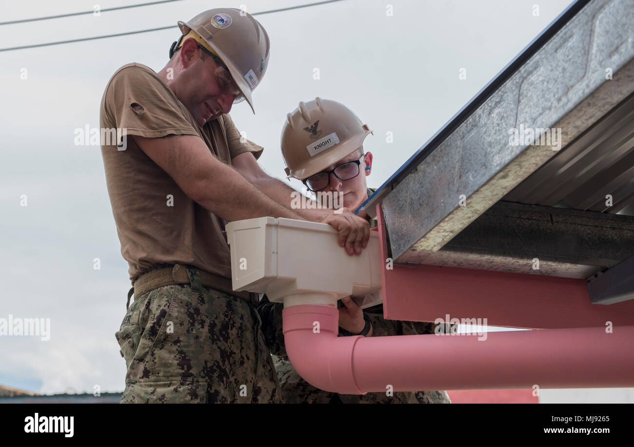 180424-N-OU 129-208 Tawau, Malaysia (24. April 2018) Builder 2. Klasse Bobby Miller (links) und Builder 2. Klasse Courtney Ritter (rechts) von der Naval Mobile Konstruktion Bataillon (NMCB) 5 Installieren Sie eine Regenrinne bei einem Planungsprojekt im SK Kebangsaan Taman in Tawau, Malaysia als Teil der pazifischen Partnerschaft 2018 (PP18). PP18's Mission ist es, gemeinsam mit Gastgeber und Partner Nationen zu arbeiten regionaler Interoperabilität und Disaster Response Funktionen, erhöhte Stabilität und securityy in der Region zu stärken, und neue und dauerhafte Freundschaften in der gesamten indopazifischen Region fördern. Pacific Partne Stockfoto