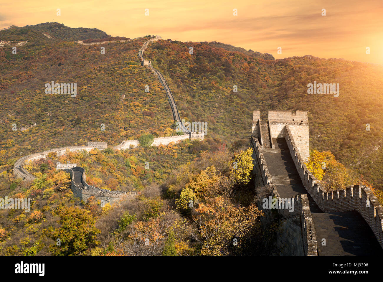 China die Große Mauer Fernsicht komprimierte Türme und wandsegmente Herbst in den Bergen in der Nähe von Beijing alte chinesische Festung militärischen l Stockfoto