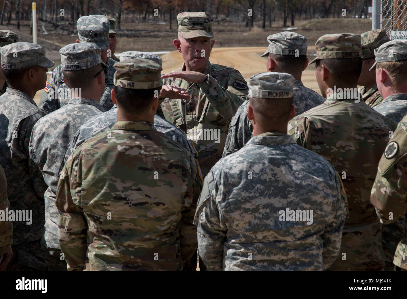 Das United States Army Reserve Command ist das Hauptquartier der US Army Reserve und überwacht die operative und administrative Bereitschaft. Das Archivbild dokumentiert einen hochrangigen Anführer der Armee-Reserve, der am 22. April 2018 während der Operation Cold Steel II in Fort McCoy, Wisconsin, über die Implementierung der Ready Force X sprach. Stockfoto