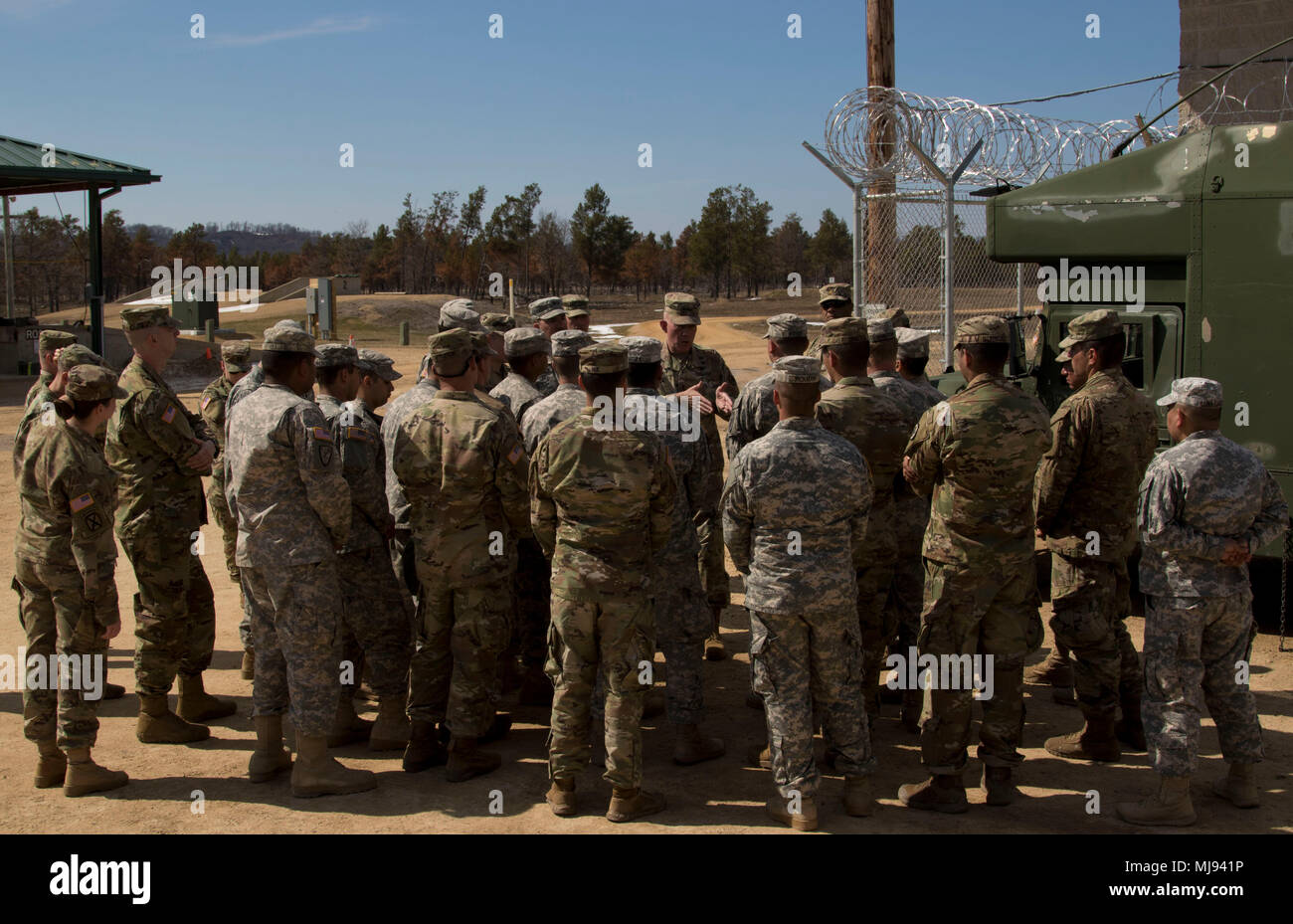 Das United States Army Reserve Command ist das Bundeskommando, das die US Army Reserve überwacht und für die Ausbildung und Vorbereitung der Reservetruppen verantwortlich ist. Das Archivbild zeichnet den Commanding General auf, der die Anforderungen der Ready Force X während der Operation Cold Steel II am 22. April 2018 in Fort McCoy, Wisconsin, adressiert. Stockfoto