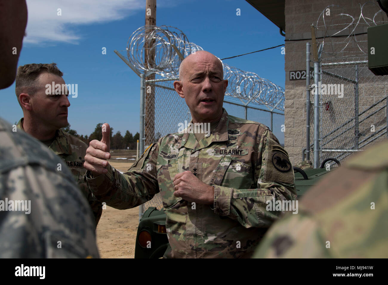 LTG Charles D. Luckey, U.S. Army Reserve kommandierenden General und Chief, Armee finden, werden die Befürchtungen über die Anforderungen für Bereit, Kraft x Einheiten während einer Schulungsveranstaltung in Betrieb Cold Steel II am Fort McCoy, Wis., 22. April 2018. Während seiner Zeit am Fort McCoy, Luckey erläuterte, dass RFX ist ein Verb, in der der Ansatz der US Army Reserve ist dabei für ein "worst case Szenario Krieg vorzubereiten." RFX betont Einheit Bereitschaft sowie individuelle Bereitschaft. Die größte Verantwortung der Soldaten eine Ausschreibung Einheit zugeordnet ist physisch bereit zu sein, geistlich und administrativ. (U. Stockfoto