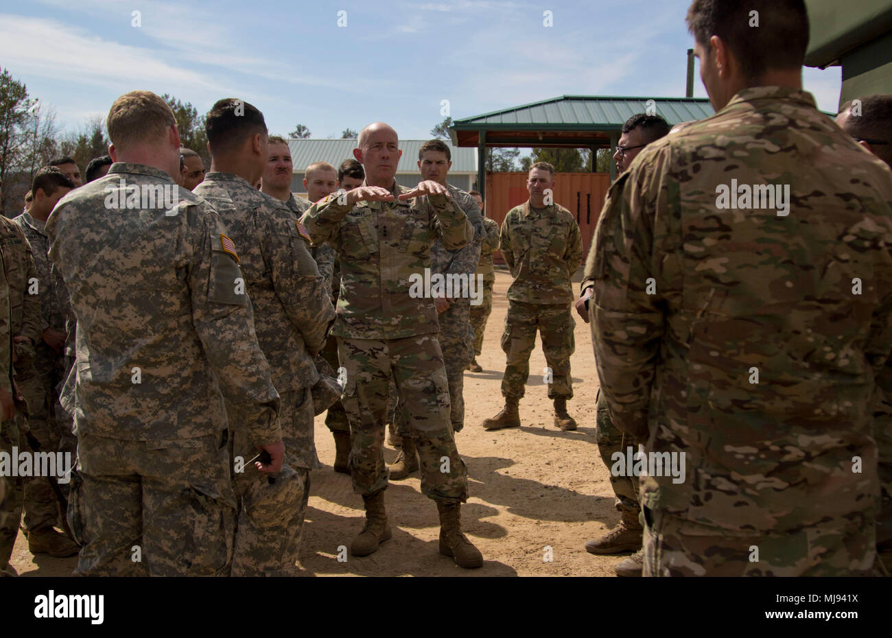 Ready Force X ist ein Bereitschaftsmodell, das von der United States Army Reserve implementiert wurde, um die Einsatzbereitschaft von Einheiten und Soldaten für Notfalloperationen zu verbessern. Das Archivbild dokumentiert die Bemerkungen der Führungsspitze zu RFX während der Operation Cold Steel II in Fort McCoy, Wisconsin, am 22. April 2018. Stockfoto