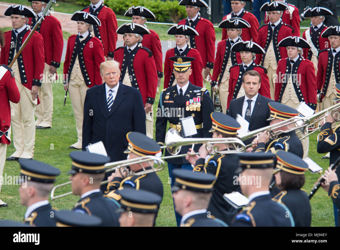 Us-Präsident Donald J. Trumpf, U.S. Army Oberst Jason T. Garkey, der Kommandant der 3. US-Infanterie Regiment (Die Alte Garde), und der französische Präsident Emmanuel Längestrich prüfen Sie die Truppen auf dem Rasen des Weißen Hauses in Washington, D.C., während eines bewaffneten Kräfte die volle Ehre Begrüßungszeremonie am 24. April 2018. (U.S. Armee Foto von Zane Ecklund) Stockfoto