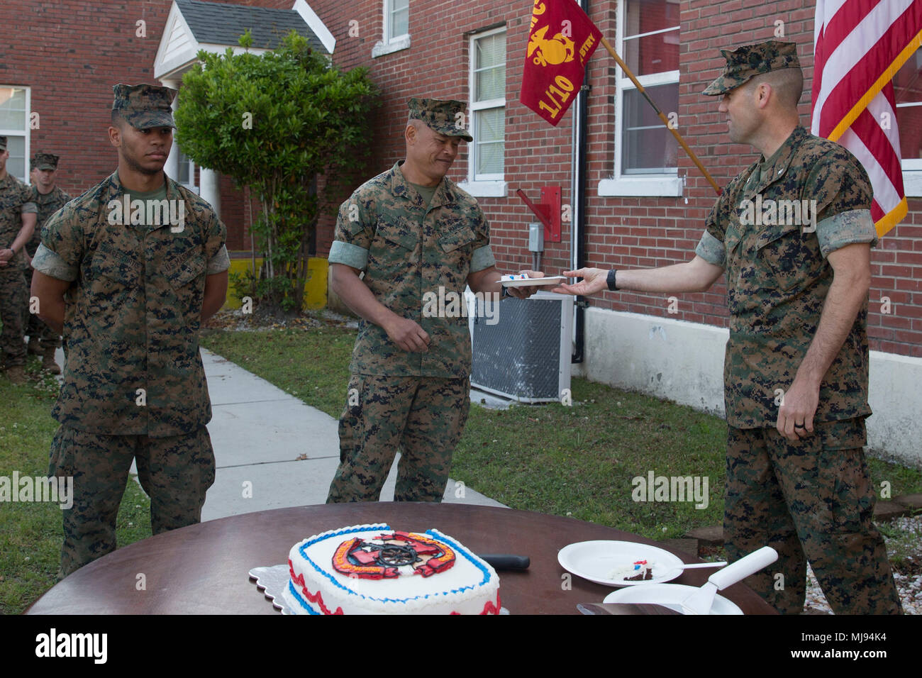 Us Marine Corps Oberstleutnant Kenny M.Jones, kommandierender Offizier, 1.Bataillon, 10 Marine Regiment gibt Master Sgt. Narong Saeung, der ältesten Marine im Bataillon ein Stück Kuchen auf Camp Lejeune, N.C., 25. April 2018. Marines mit 1/10 Statt einen Kuchen schneiden Zeremonie zu Ehren der 104. Jahrestag. (U.S. Marine Corps Foto von Lance Cpl. Michaela R. Gregory) Stockfoto