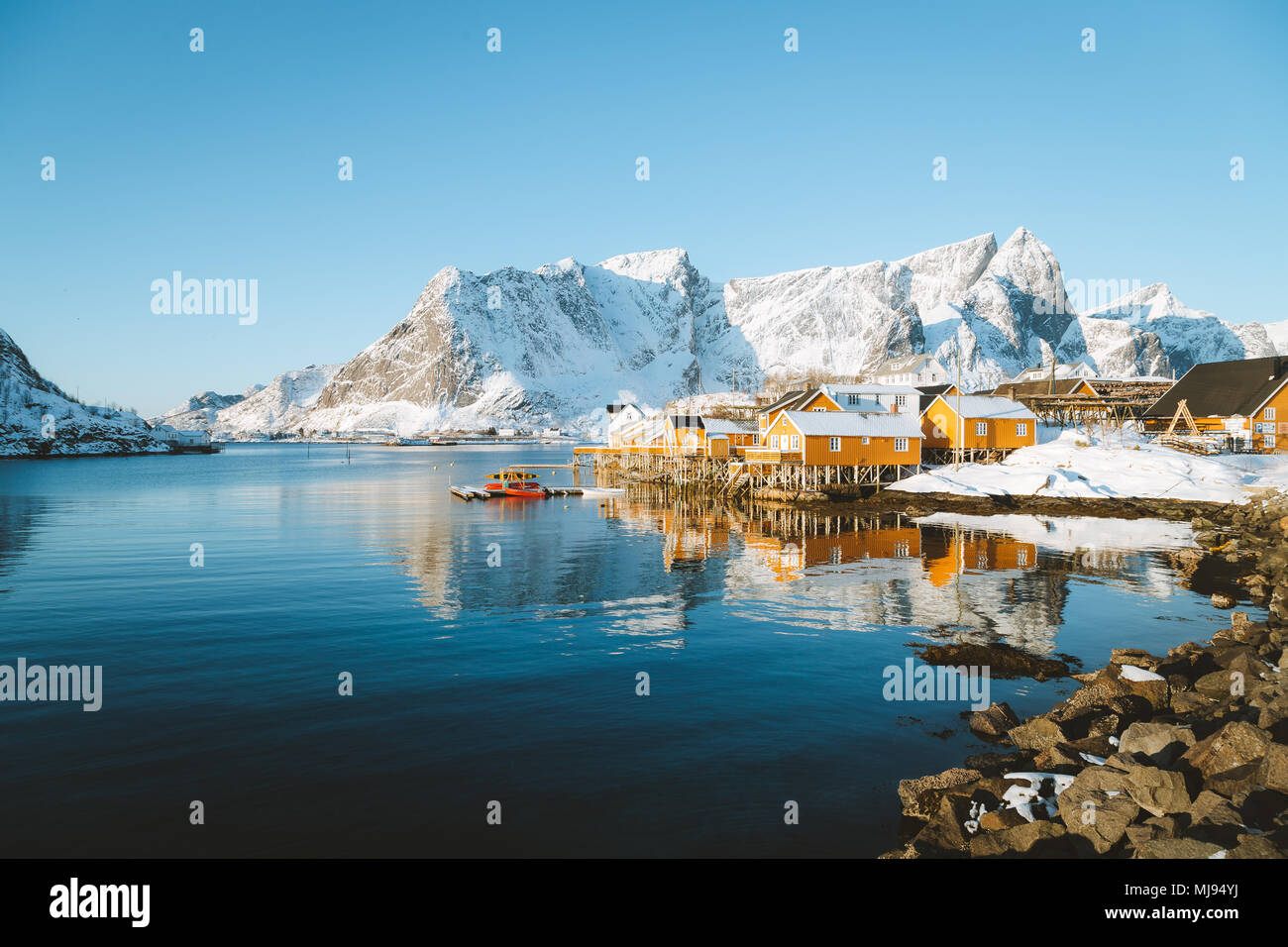 Schönen Lofoten Inseln Winterlandschaft mit traditionellen gelben fisherman Rorbuer Kabinen im historischen Dorf Sakrisoy, Norwegen Stockfoto
