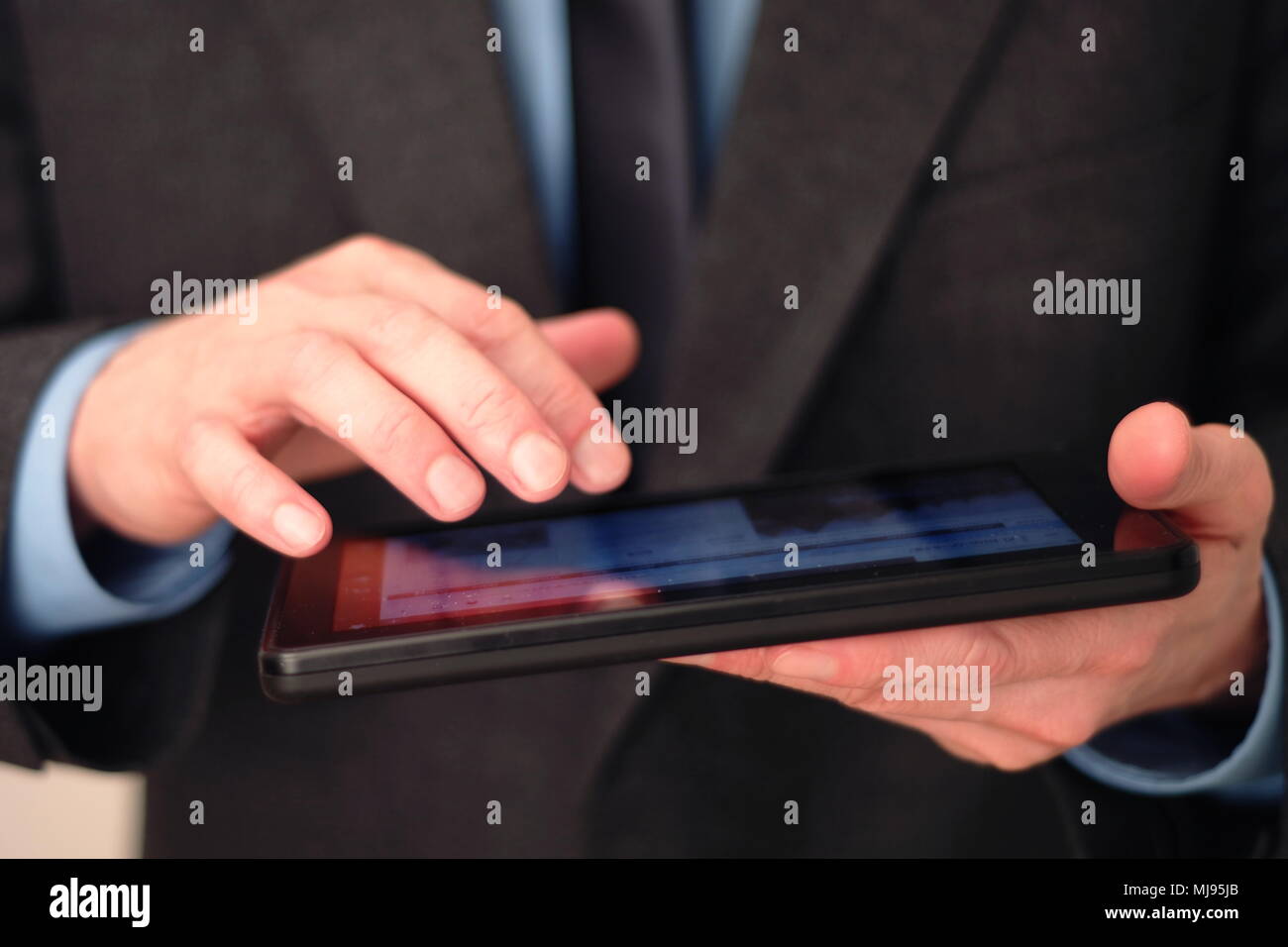 Geschäftsmann mit Tablet Stockfoto