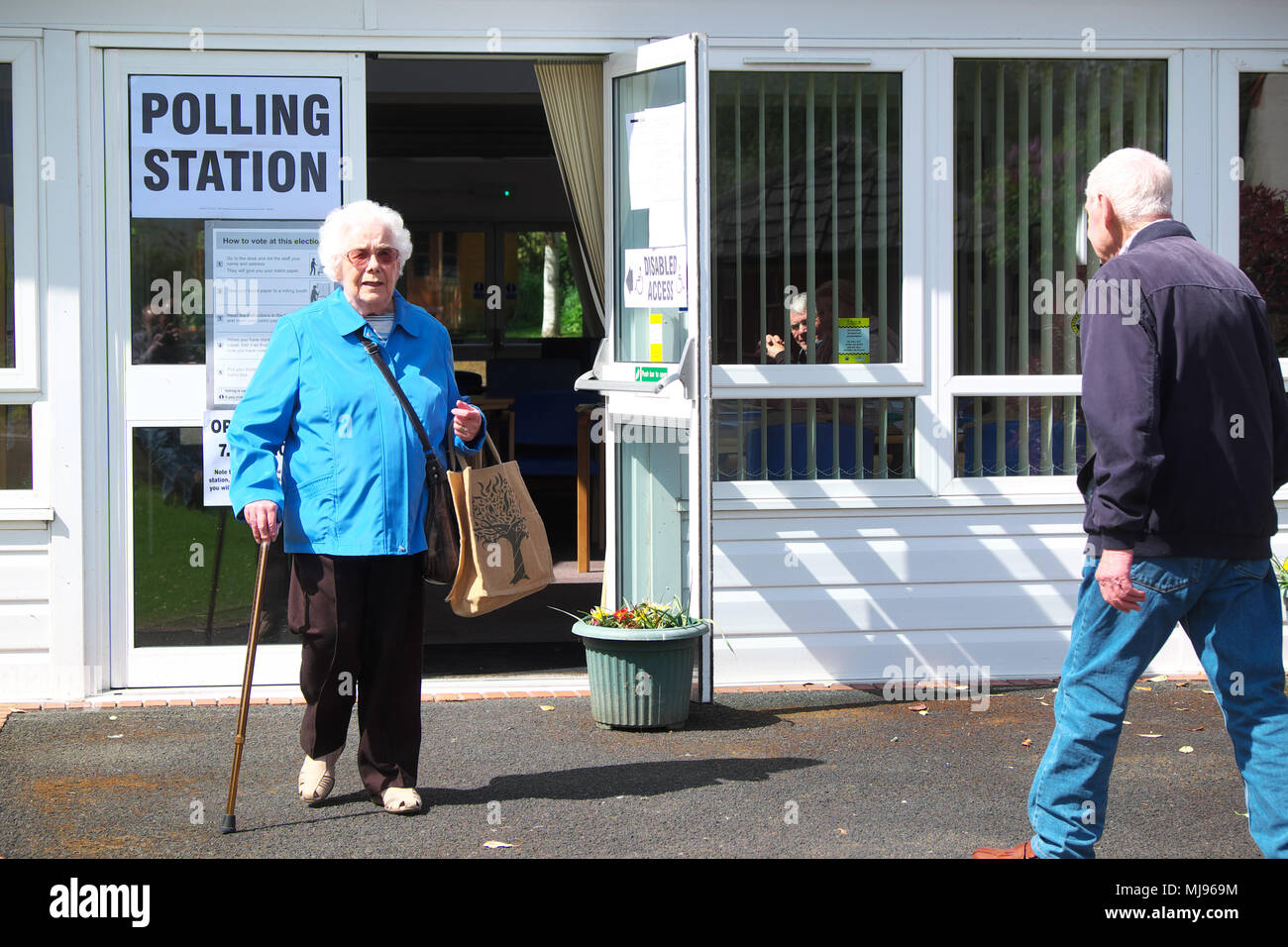 UK lokale Wahlen ältere Menschen im Wahllokal in Worcester, Mai 2018 Stockfoto