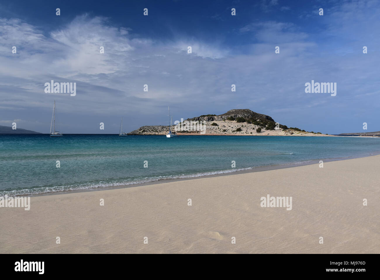 Ruhigen morgen auf Simos Beach, Elafonisos Island, Griechenland. Es gibt keine Personen, die auf der breite Sandstrand Stockfoto