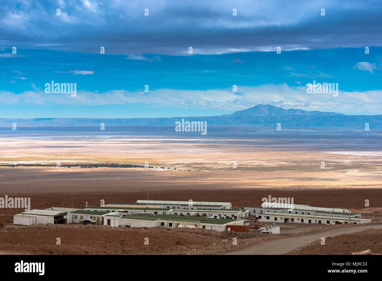 San Pedro de Atacama, Atacama-wüste, ALMA Base Camp, Chile - Teil von ALMA Base Camp Infrastruktur und Blick auf die Atacama Salt Lake (S Stockfoto