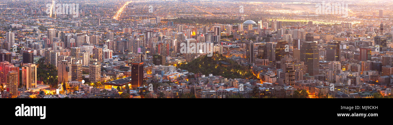 Super High Resolution der Panoramablick über die Innenstadt von Santiago de Chile Stockfoto