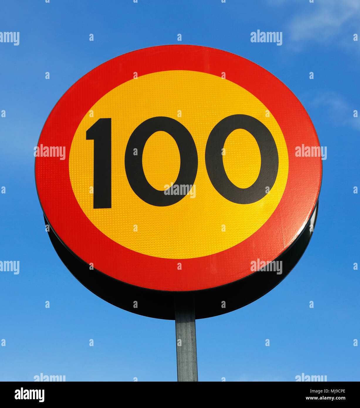 Schwedische 100 km/h Höchstgeschwindigkeit Schild isoliert auf blauen Himmel. Stockfoto