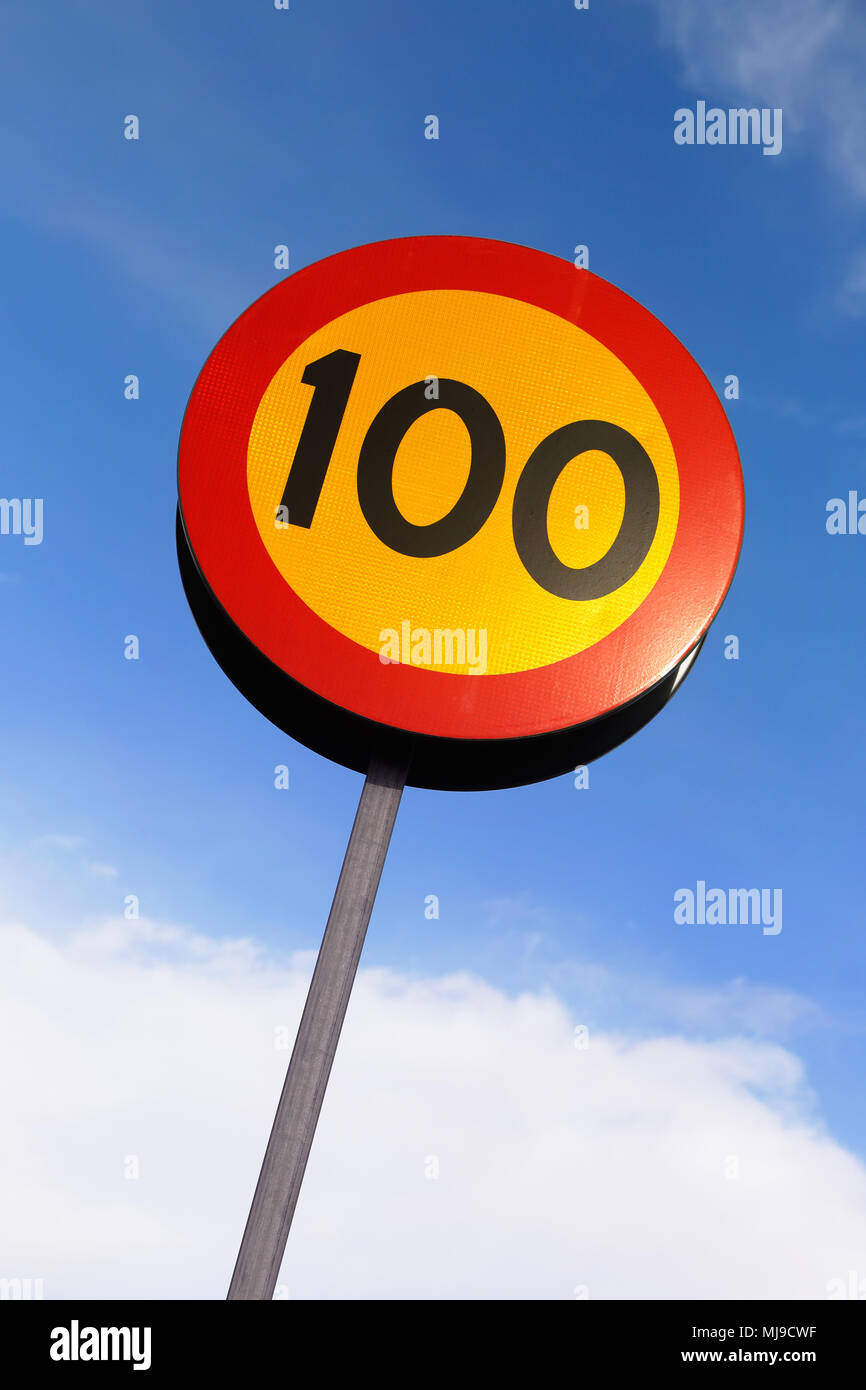 Tempolimit 100 Schild gegen den blauen Himmel. Stockfoto