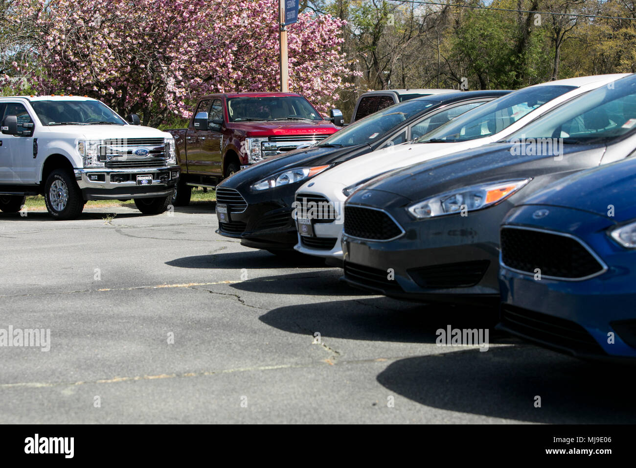 Ford Fiesta, Focus, Fusion Pkw auf einen Händler viel mit Pick-up-Trucks es den Hintergrund in Seaford, Delaware am 29. April 2018. Stockfoto