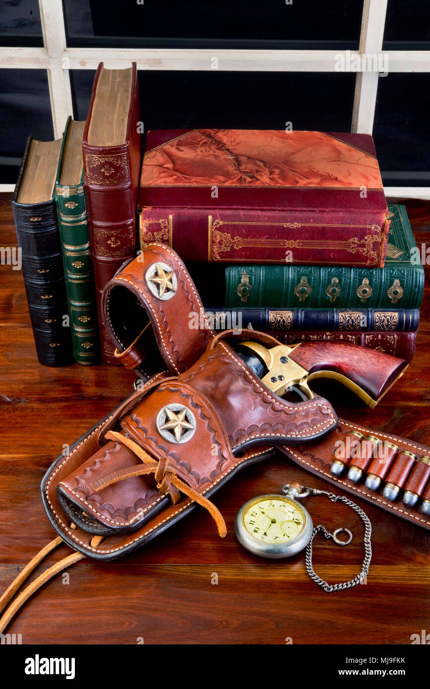 Alte cowboy Gewehr in Holster mit Taschenuhr und Literatur. Stockfoto