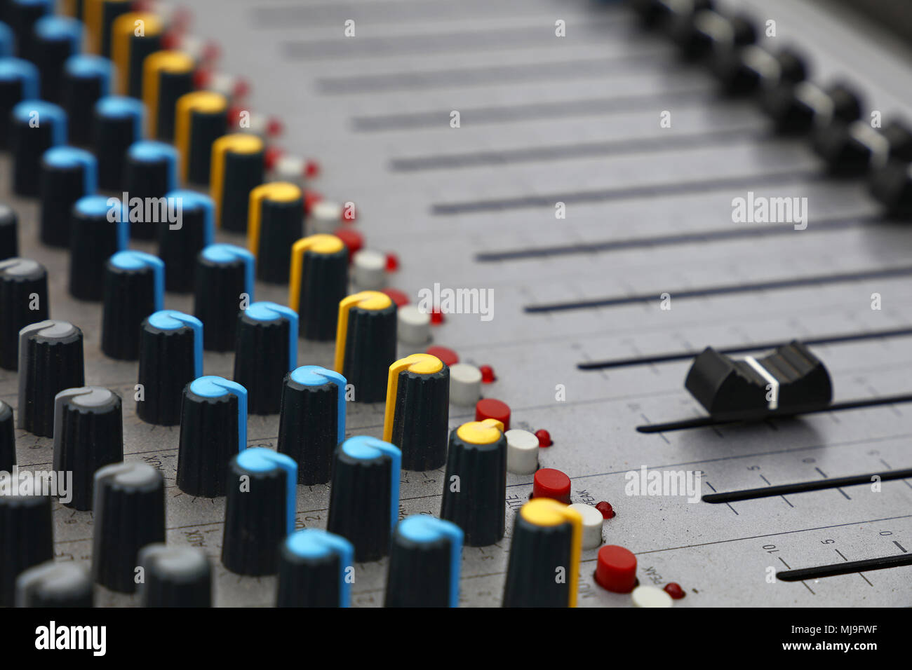 In der Nähe von Audio Control Sound Mixing Console board mit Fader Bars, Tasten und Schieberegler, hohe Betrachtungswinkel Stockfoto