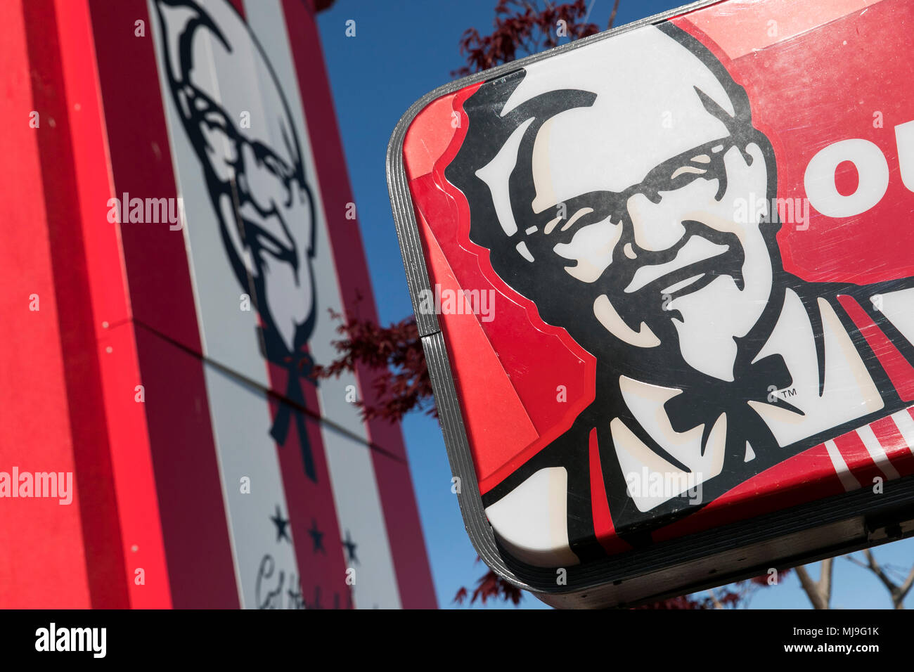 Ein logo Zeichen außerhalb eines KFC (Kentucky Fried Chicken) Fast Food Restaurant Lage in Westcliffe, Maryland am 29. April 2018. Stockfoto