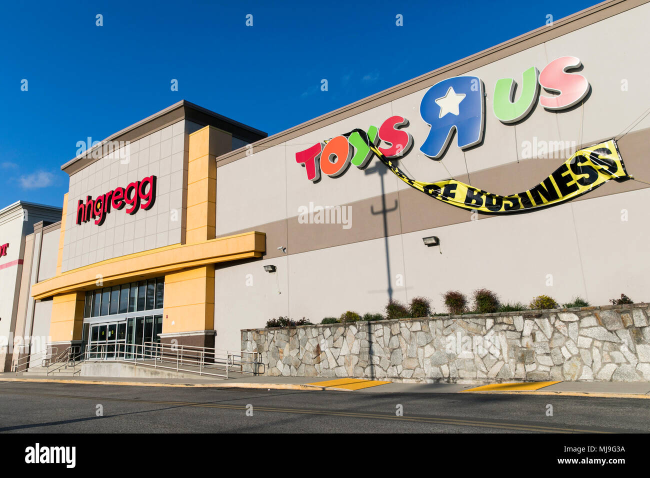 Ein logo Zeichen außerhalb von Toys 'R' Us Store in Glen Burnie, Maryland mit' des Unternehmens "signage Neben einem Shuttered store Der Stockfoto