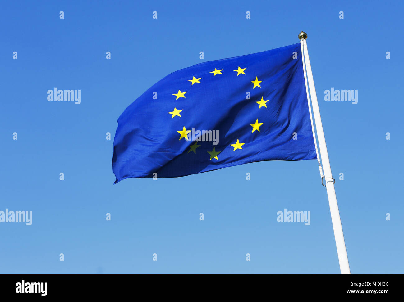 Fahne der Europäischen Union winken am blauen Himmel. Stockfoto