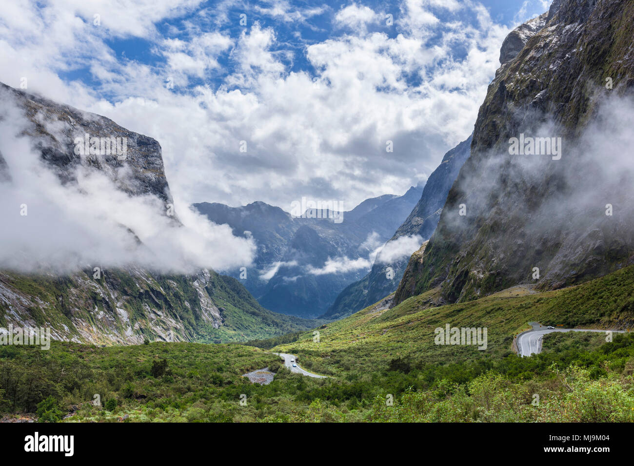 Milford Sound Neuseeland Milford Sound Highway 94 nach unten das Tal in Richtung Milford Sound Neuseeland Fiordland National Park South Island nz Stockfoto