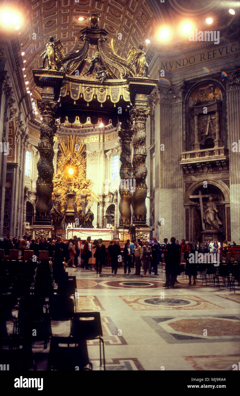 Basilika Sankt Peter im Vatikan 1995 der Altar mit Berninis baldacchino ...