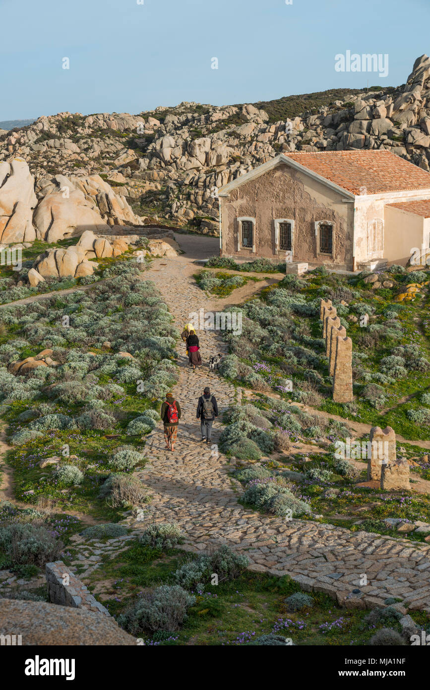Menschen zu Fuß in der Nähe der Felsen und Meer in palua auf Sardinien Insel Stockfoto