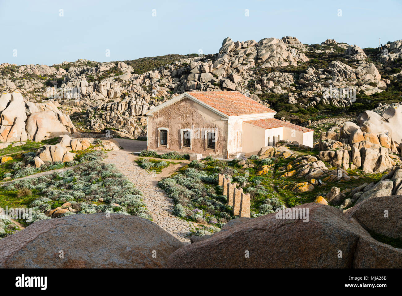 Alte abandonned Haus am Capo Testa Teresa di Gallura, mit Felsen und blauem Meer auf der italienischen Insel Sardinien Stockfoto