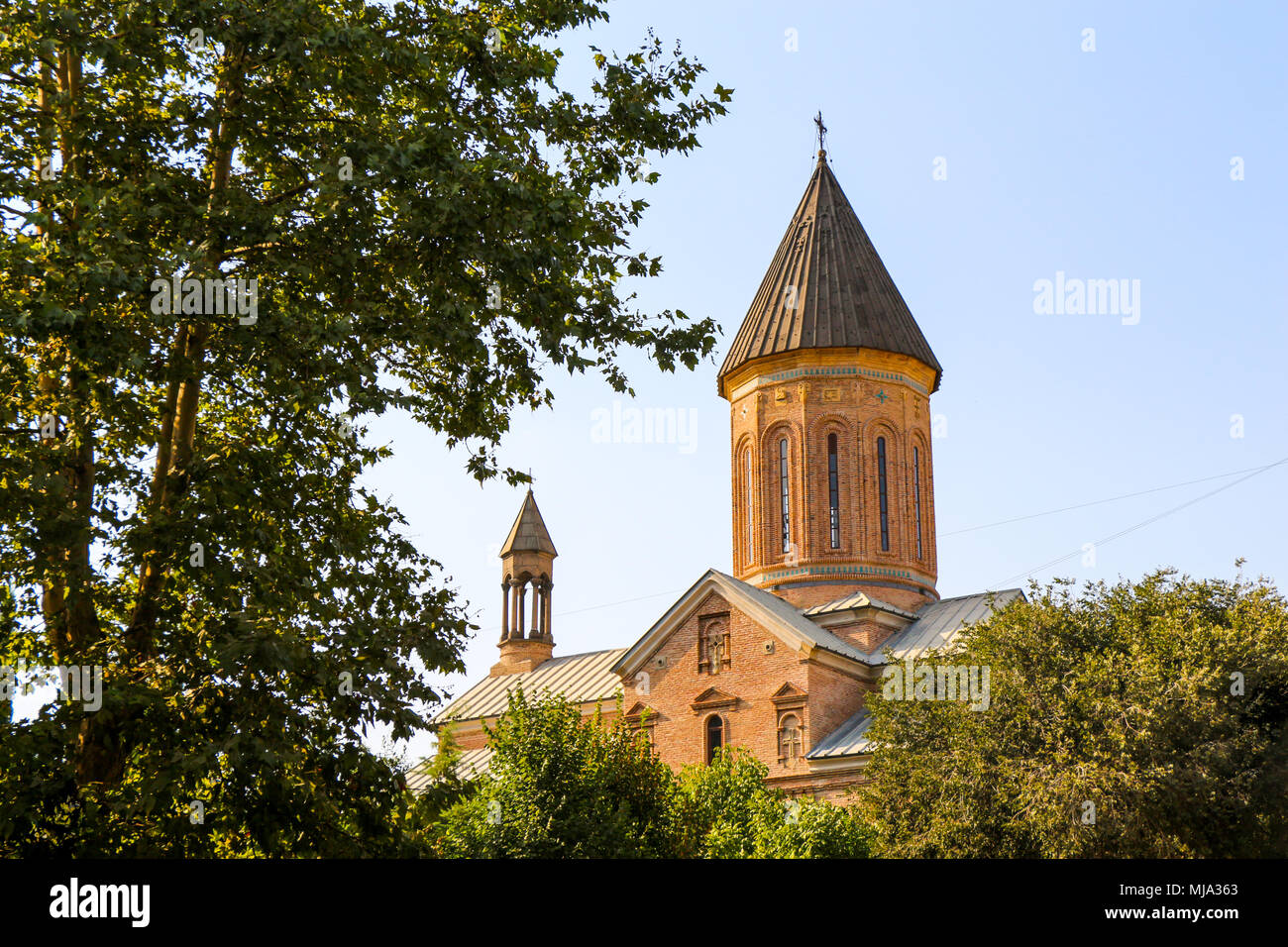 Blick auf eine historische Kirche in der georgischen Stadt Tiflis Stockfoto